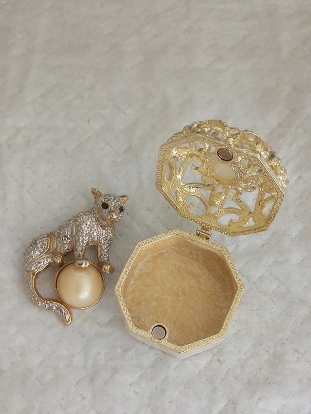 Cat Brooch and Keep Sake Trinket Box - Picture 2 of 6